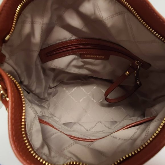 Michael Kors Reese Hobo. - Picture 5 of 7